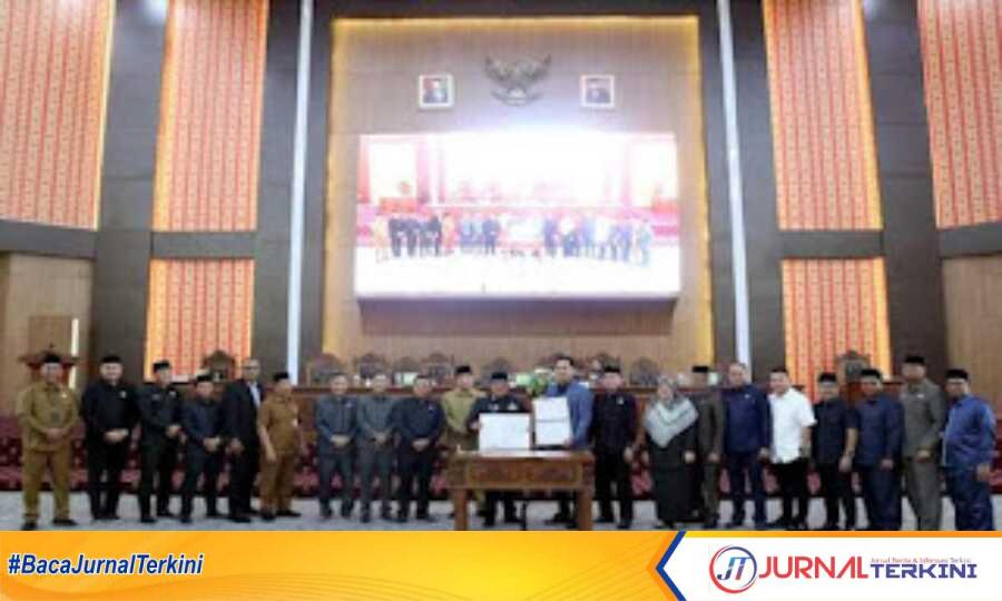 kua-ppas APBD 2025 Kota Lubuklinggau Pimpinan DPRD Kota Lubuklinggau, Penjabat (Pj) Wali Kota Lubuklinggau H Trisko Defriyansa dan segenap anggota dewan berpose usai penandatanganan KUA-PPAS APBD 2025 dalam rapat paripurna di Gedung DPRD Kota Lubuklinggau, Senin (26/8/2024). (JurnalTerkini.id/alam budi kesuma)