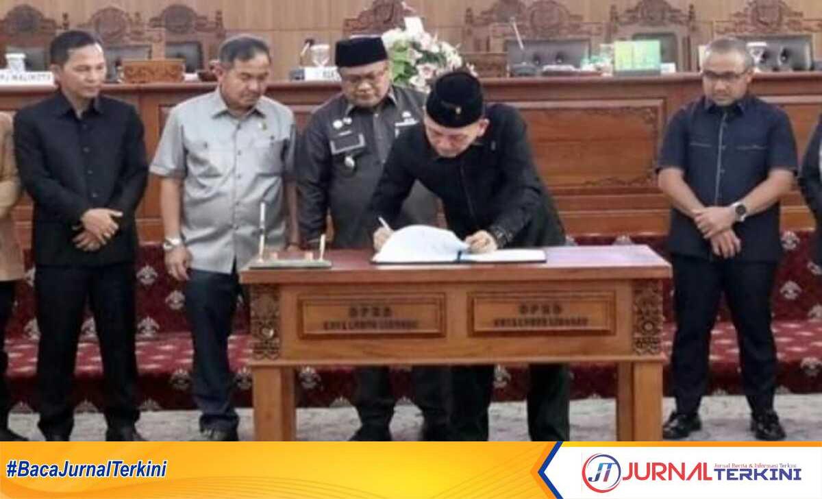 DPRD Kota Lubuklinggau menggelar rapat paripurna dengan agenda mendengarkan Laporan Pansus-Pansus yang membahas Raperda yang diusulkan pemerintah kota maupun inisiatif DRPD, Kamis (1/8/2024). (JurnalTerkini.id/alam budi kesuma)