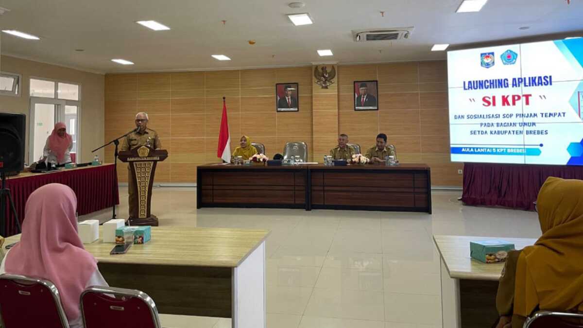 Asisten Sekda Brebes Bidang Administrasi Umum, Rofiq Qoidul Azam Saat Launching Aplikasi Si KPT Senin 05/08/2024. (foto: Humas kabupaten Brebes)