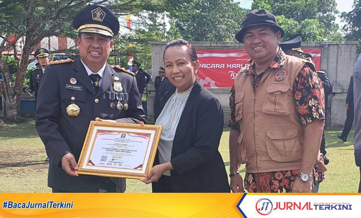 lbh sado terima penghargaan Kepala Kantor Wilayah Kemenkumham Provinsi Kepri, I Nyoman Gede Surya Mataram menyerahkan penghargaan kepada Direktur LBH SADO Linda Theresia didampingi Roy Sado, di halaman Kantor Kemenkumham Kepri, Senin (19/8/2024). (Dokumentasi pribadi)