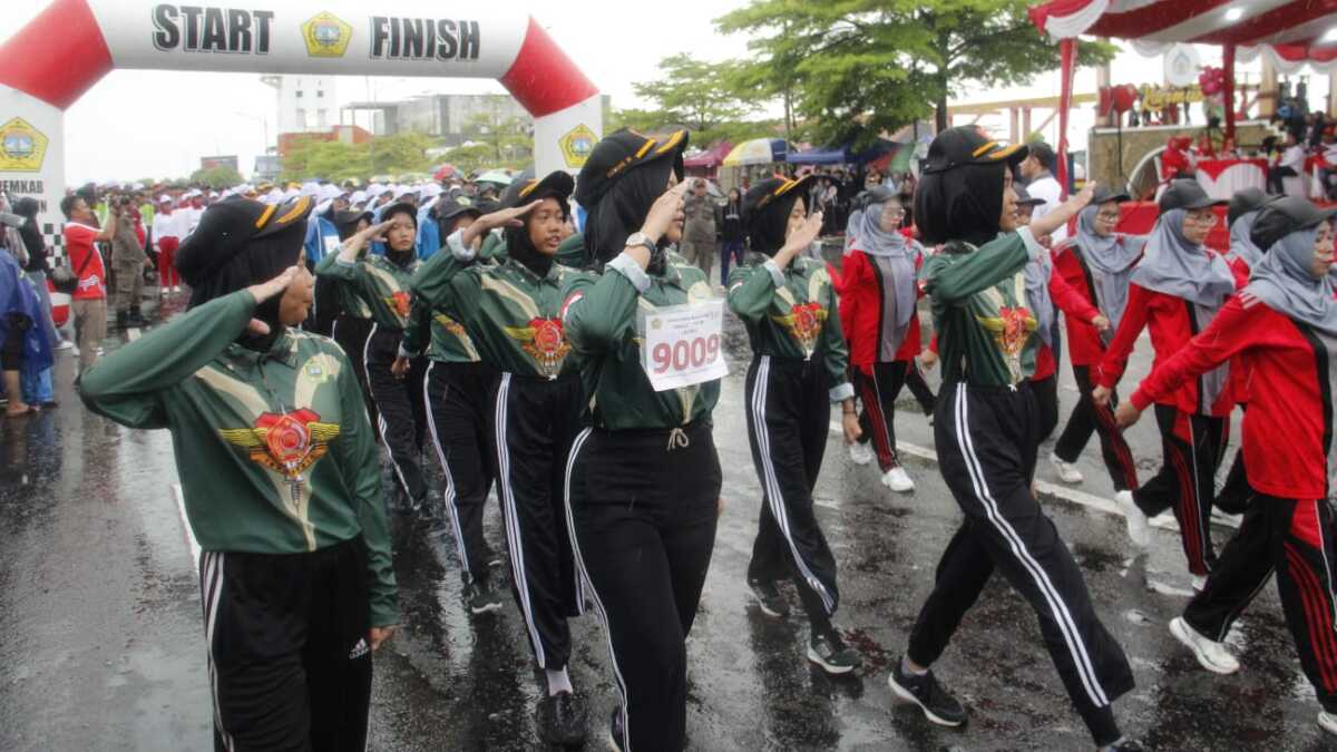 Lomba gerak jalan dalam rangka memeriahkan HUT RI ke-79 di Coastal Area, Tanjung Balai Karimun, Sabtu (24/08/2024). (JurnalTerkini.id/edy kencana)