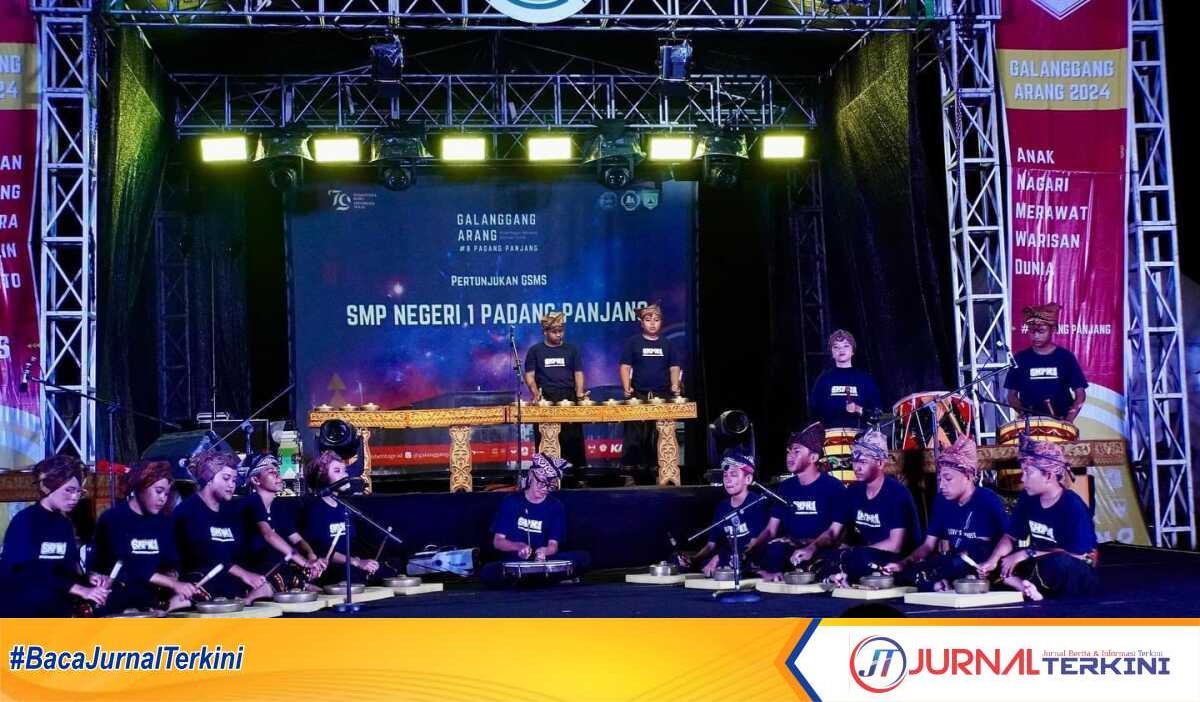 Penampilan Pertunjukan seni oleh siswa SMP N 1 Padang Panjang dalam acara Semarak Malam Puncak Galanggang Arang #8 Kota Padang Panjang. Rabu, (7/8/1024). JurnalTerkini.id/ Diona Arvoni)