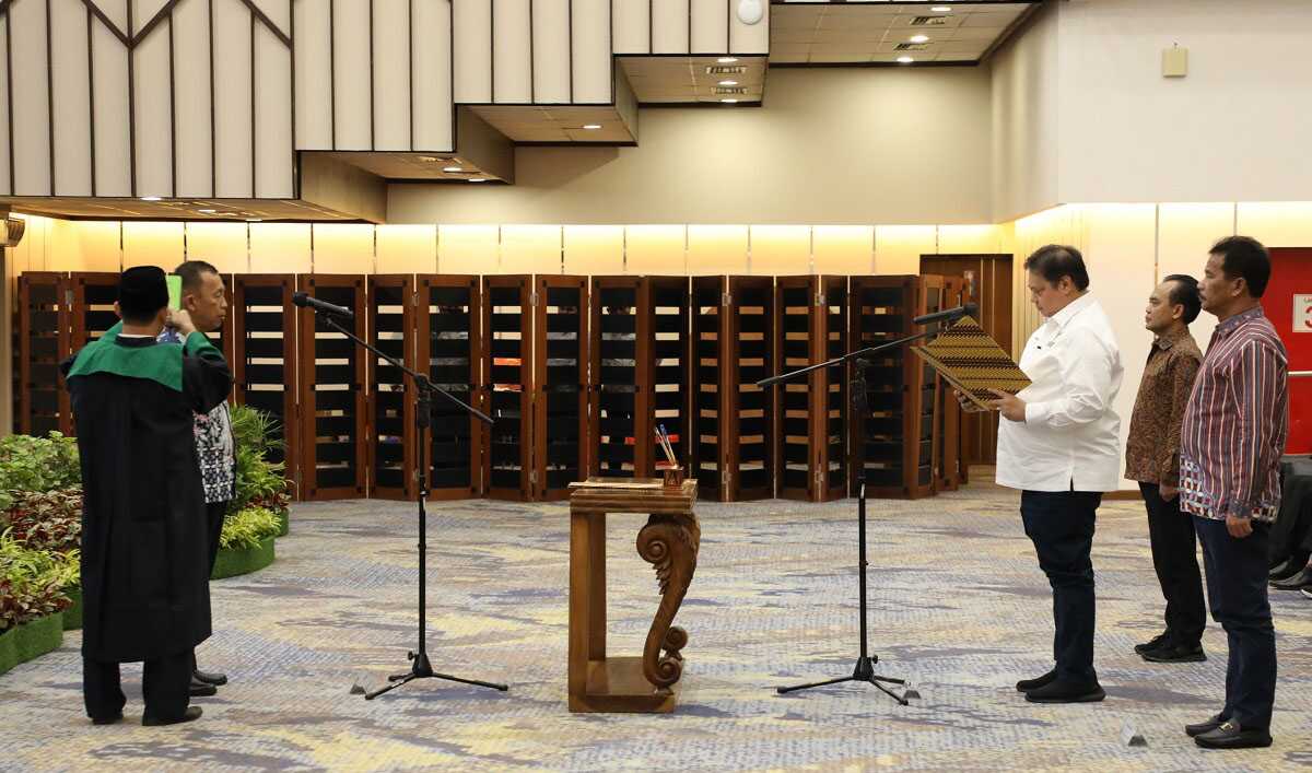 menko airlangga lantik alexander zulkarnaen Menteri Koordinator (Menko) Bidang Perekonomian RI, Airlangga Hartarto melantik Dr. Alexander Zulkarnain sebagai Anggota Bidang Administrasi dan Keuangan BP Batam menggantikan Wahjoe Triwidijo Koentjoro, di Balairungsari, BP Batam, Senin (26/8/2024). (foto: humasbpbatam)