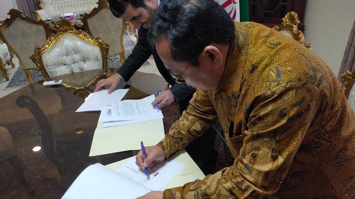 Ketua Umum Serikat Media Siber Indonesia (SMSI) Firdaus (kanan) dan Konselor Kebudayaan Kedubes Republik Islam Iran Mohammad Reza Ebrahimi menandatangani perjanjian kerja sama di bidang media di Kantor Kedubes Republik Islam Iran , Jl. HOS Cokroaminoto No. 110 Menteng, Jakarta, Senin  (12/8/2024). (foto: SMSI)