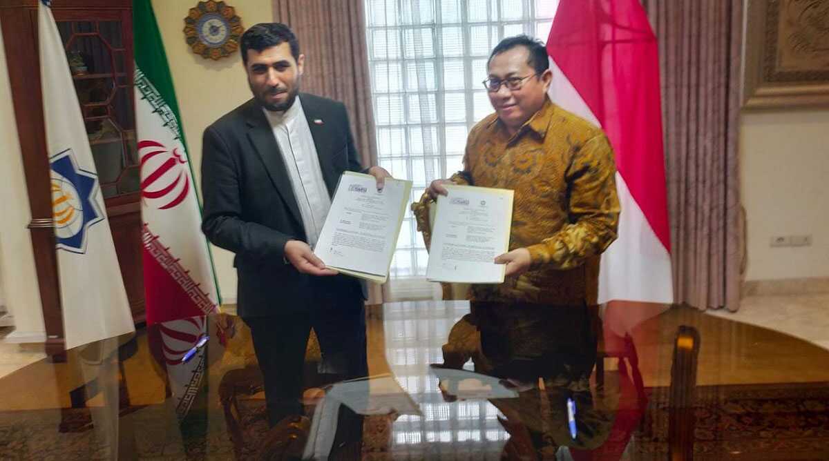 Ketua Umum Serikat Media Siber Indonesia (SMSI) Firdaus (kanan) dan Konselor Kebudayaan Kedubes Republik Islam Iran Mohammad Reza Ebrahimi menunjukkan naskah kerja sama yang ditandatangani di Kantor Kedubes Republik Islam Iran , Jl. HOS Cokroaminoto No. 110 Menteng, Jakarta, Senin (12/8/2024). (foto: SMSI)
