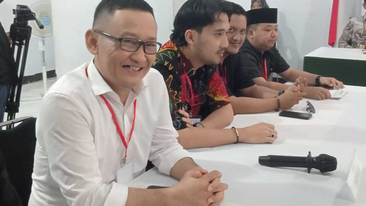 Haji Mu'min didampingi tim saat musyawarah tertutup di Kantor Bawaslu Kabupaten Tegal (JurnalTerkini.id/Supriyadi)