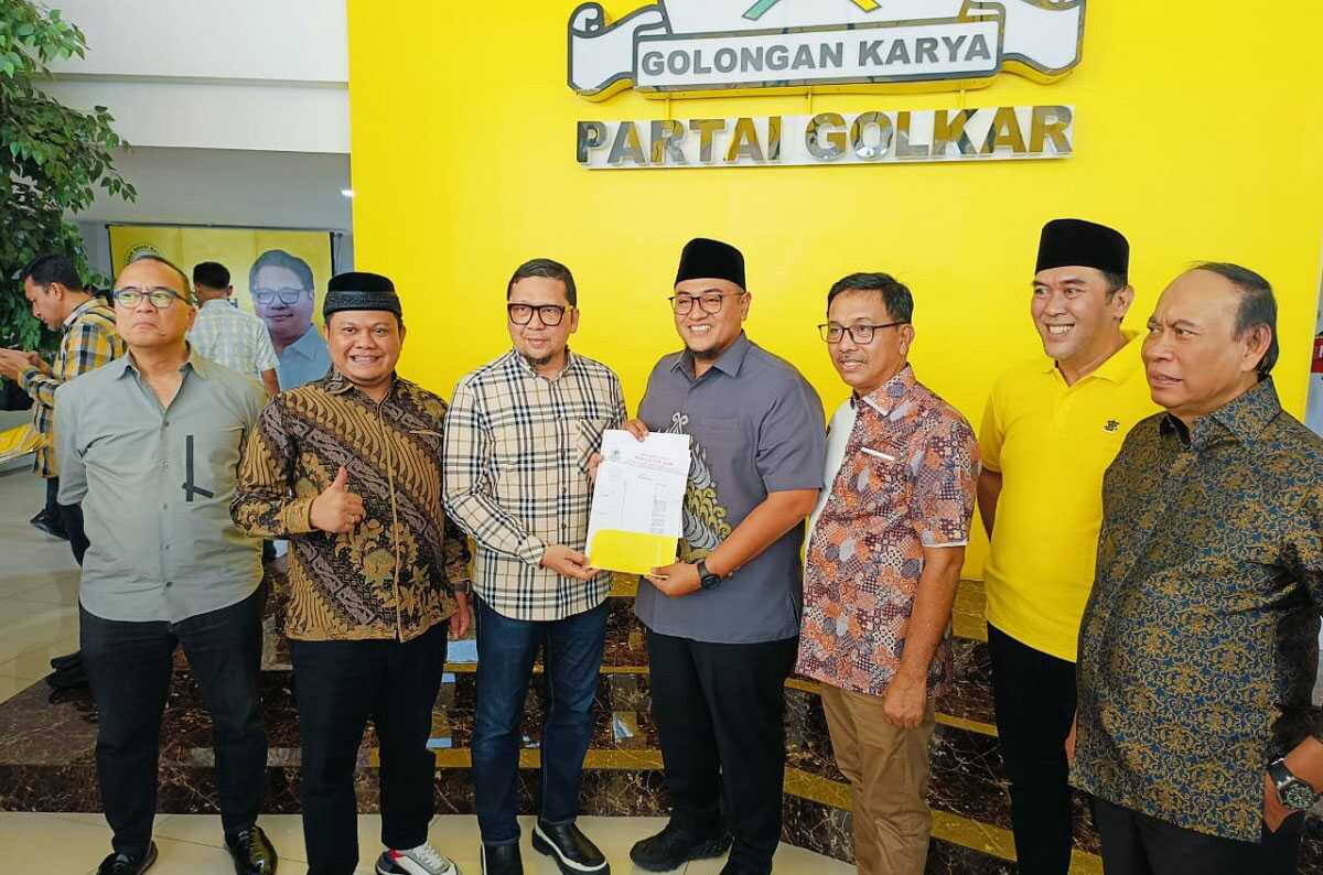 Pasangan tokoh muda, Richi Aprian dan Donny Karsont Dt Bijo Anso menerima SK pencalonan Pilkada Tanahdatar dari DPP Nasdem.(Foto: dokumentasi pribadi)