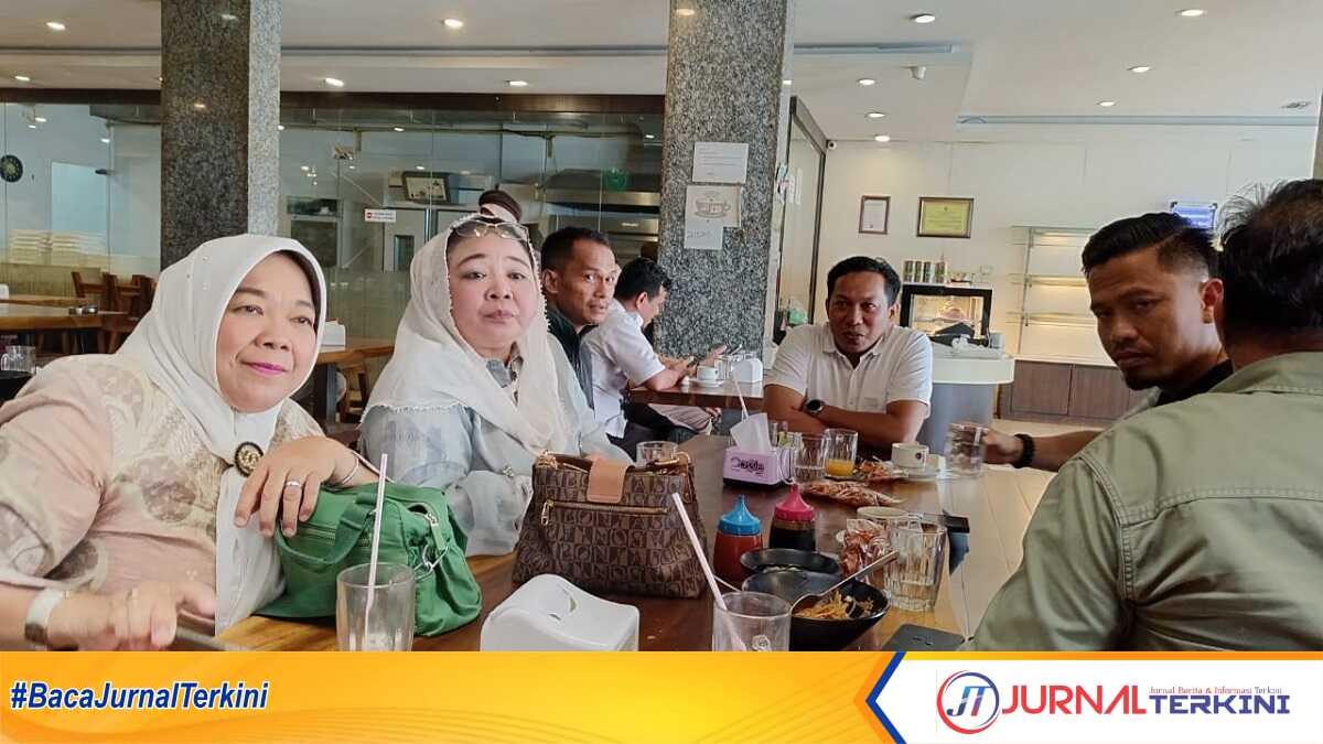 Ketua DPC Partai Kebangkitan Bangsa (PKB) Karimun Nyimas Novi Ujiani (2 kiri) bersama jajaran pengurus. (jurnalterkini.id/edy kencana)