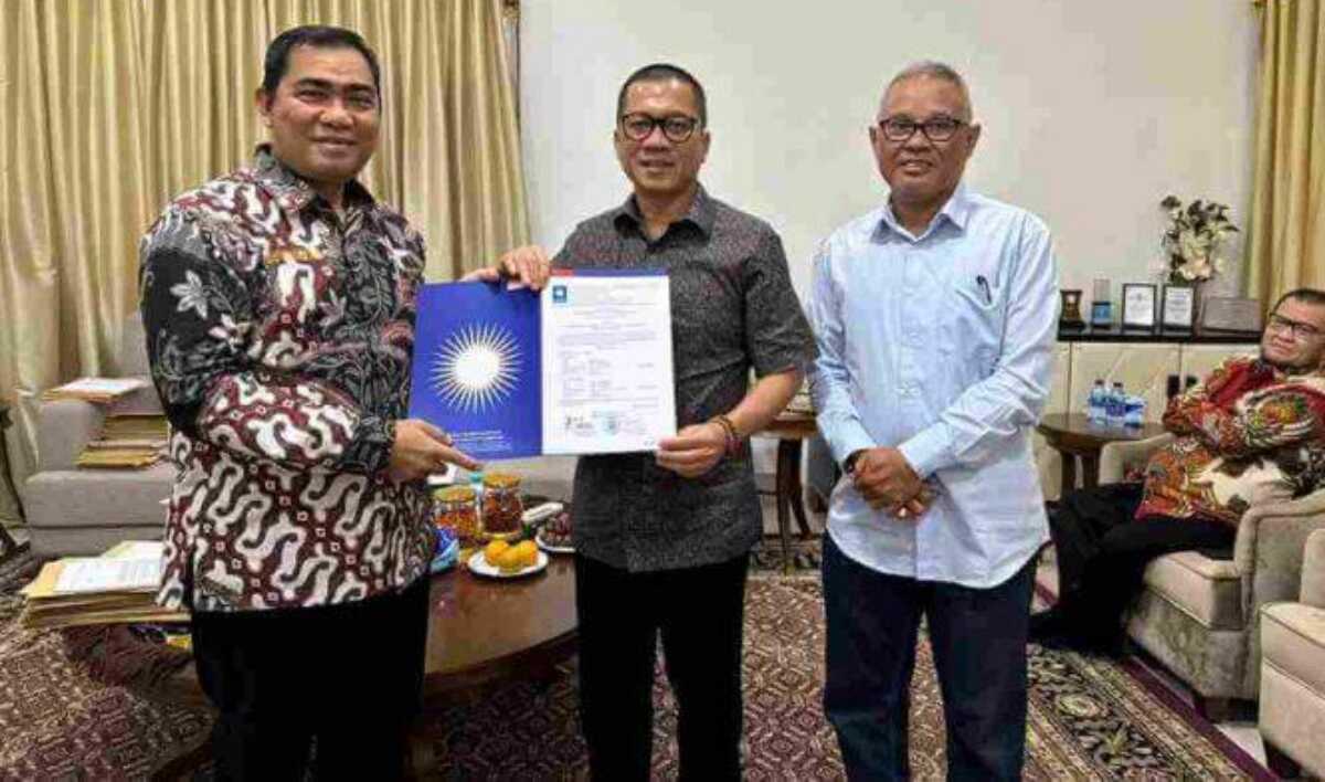 Bakal calon Bupati Karimun Bakti Lubis (kiri) menerima SK dukungan dari DPP PAN untuk Pilkada Karimun 2024. (Dokumentasi pribadi)