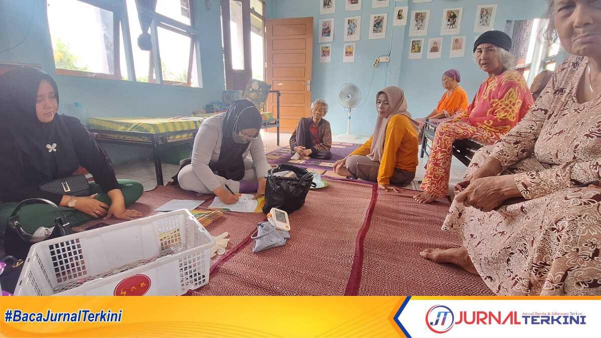 UPT Puskesmas Tembilahan Kota berkunjung ke Panti Pondok Bhakti Lansia, di Kelurahan Pekan Arba, Kamis (11 Juli 2024), dalam rangka pemeriksaan kesehatan secara berkala. (jurnalterkini.id/abdullah)