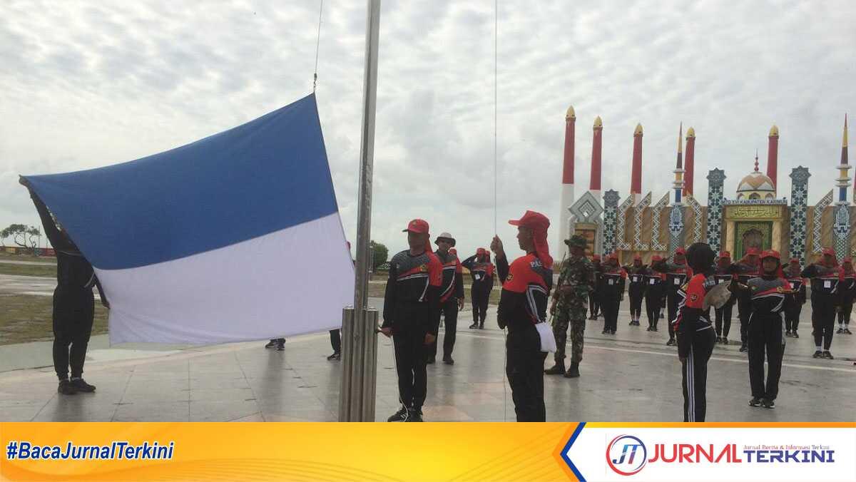 30 anggota Paskibraka berlatih mengibarkan bendera di pelataran panggung Putri Kemuning, Coastal Area, Tanjung Balai Karimun, Kamis (8/8/2024), tempat pelaksanaan upaca HUT Kemerdekaan RI ke-79. (jurnalterkini.id/jansen)