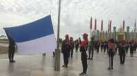 30 anggota Paskibraka berlatih mengibarkan bendera di pelataran panggung Putri Kemuning, Coastal Area, Tanjung Balai Karimun, Kamis (8/8/2024), tempat pelaksanaan upaca HUT Kemerdekaan RI ke-79. (jurnalterkini.id/jansen)