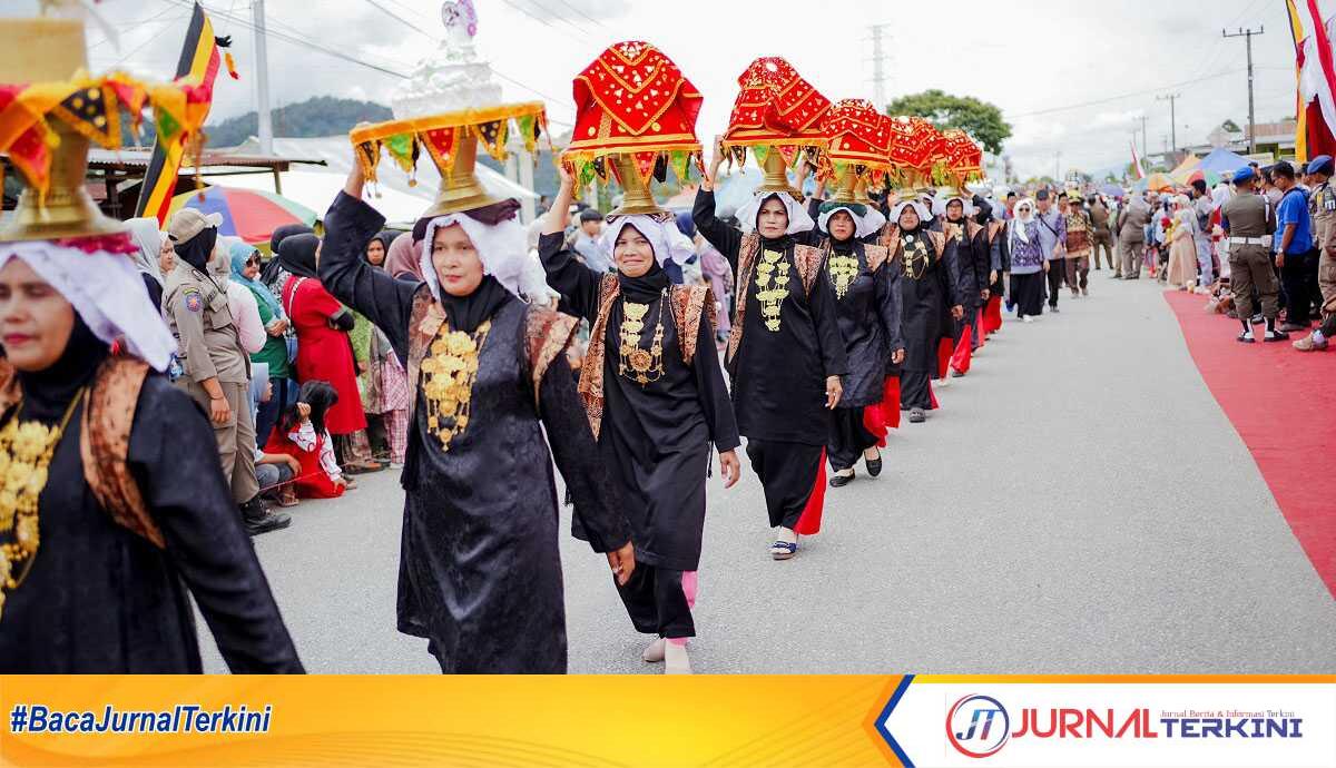 Peserta pawai dalam rangka memeriahkan HUT RI ke-79 di Kabupaten Solok, Sabtu (24/08/2024). (jurnalterkini.id/dionaarvoni)