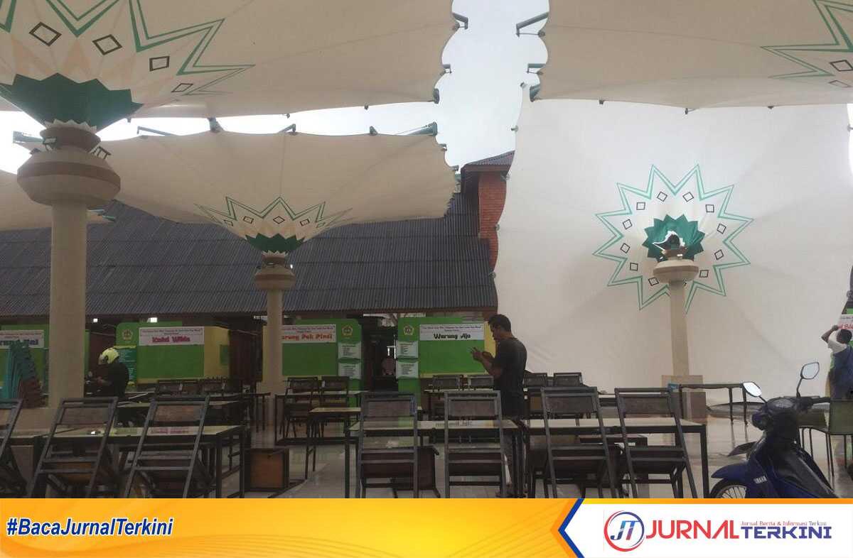 Payung pusat kuliner Hall B Coastal Area rubuh akibat angin kencang ketika hujan mengguyur Pulau Karimun Besar pada Jumat (9/8/2024) pagi. (jurnalterkini.id/yogi)