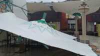 payung membran Coastal Area patah dua Payung membran pusat kuliner hall B Coastal Area patah lagi, Rabu (14/8/2024). Dua anggota paskibra yang mengikuti gladi resik upacara HUT RI ke-79 terluka akibat insiden tersebut. (JurnalTerkini.id/rusdi)