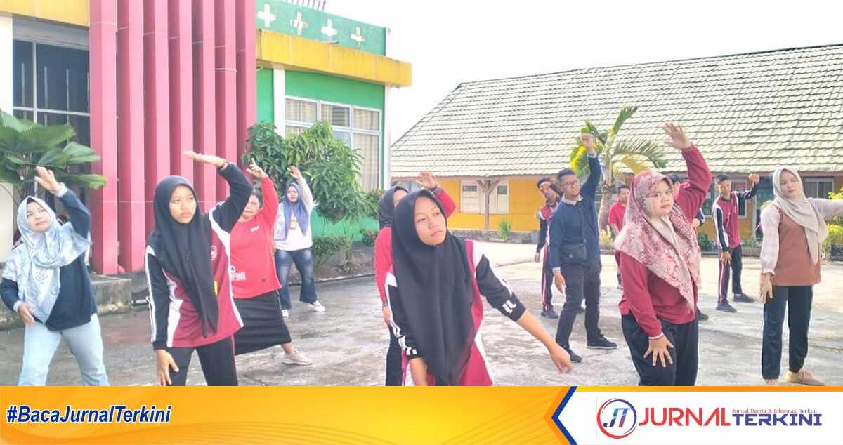 pegawai dinkes latihan fisik Dinas Kesehatan Kabupaten Indragiri Hilir (Dinkes Inhil) melakukan pembinaan fisik bagi Pegawai di lingkungan Dinas Kesehatan Kabupaten Indragiri Hilir, Kamis, (25/07/2024) pagi. (jurnalterkini.id/abdullah)