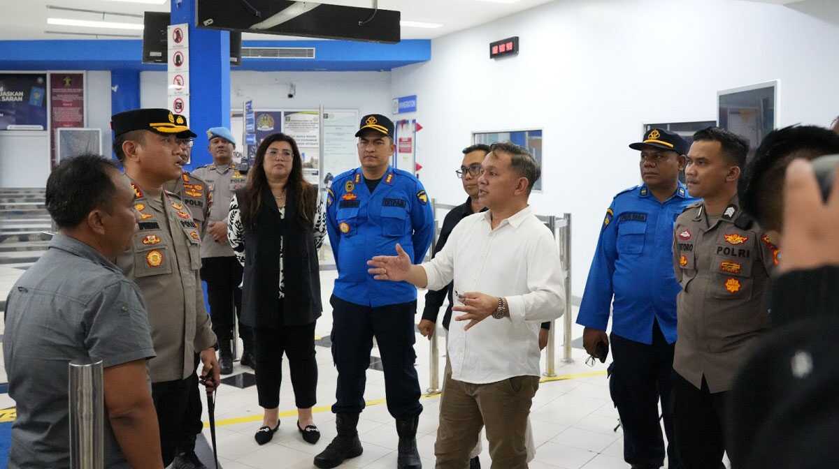 Direktur Badan Usaha Pelabuhan (BUP) BP Batam, Dendi Gustinandar berbincang dengan Kapolresta Barelang, Kombes Pol Heribertus Ompusunggu, saat meninjau operasional Pelabuhan Ferry Internasional Batam Centre, Jumat (2/8/2024) dini hari. (foto: humas bp batam)