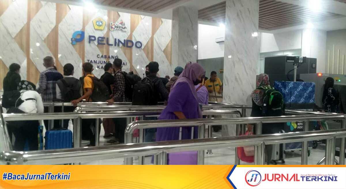 Lalulintas penumpang di Pelabuhan Internasional Tanjung Balai Karimun yang memiliki dua trayek, yakni Singapura dan Malaysia, Minggu (11/8/2024). (jurnalterkini.id/yogi)