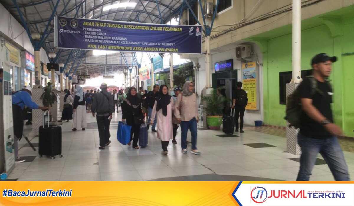 Lalu lintas penumpang di Pelabuhan Domestik dan Internasional Tanjung Balai Karimun, Selasa (13/8/2024). (JurnalTerkini.id/jansen)