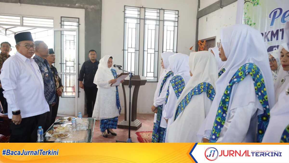 Pelantikan Pengurus Cabang (PC) Badan Kontak Majelis Taklim (BKMT) Kecamatan Meral Barat di Desa Pangke, Kamis (15/8/2024). (JurnalTerkini.id/edy kencana)