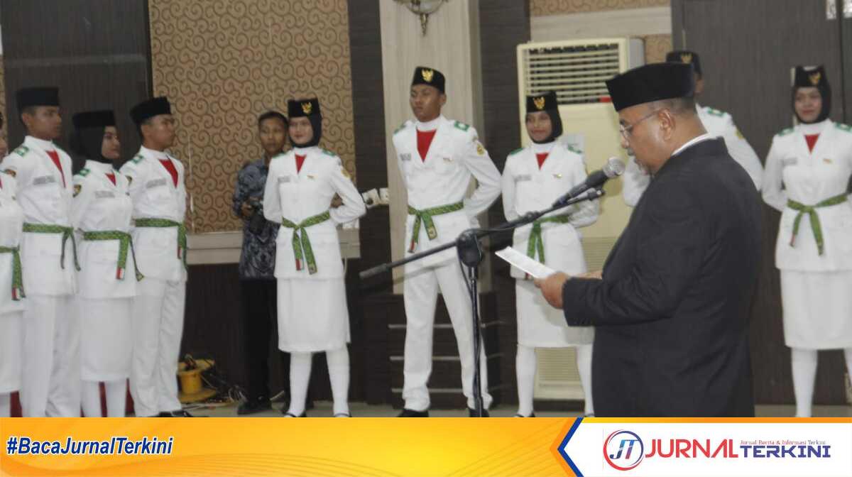 Bupati Karimun Aunur Rafiq melantik Pasukan Pengibar Bendera Pusaka (Paskibraka) upacara HUT RI ke-79 di Gedung Nasional, Tanjung Balai Karimun, Kamis (15/8/2024). (JurnalTerkini.id/edy kencana)