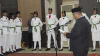 Bupati Karimun Aunur Rafiq melantik Pasukan Pengibar Bendera Pusaka (Paskibraka) upacara HUT RI ke-79 di Gedung Nasional, Tanjung Balai Karimun, Kamis (15/8/2024). (JurnalTerkini.id/edy kencana)