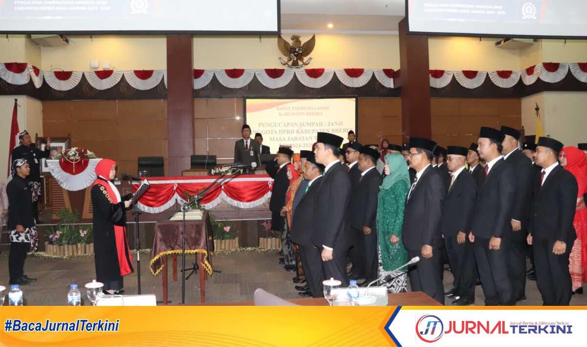 pelantikan dprd Brebes 1 Pembacaan Sumpah dan Janji Anggota Dewan DPRD Brebes Periode 2024-2029, Rabu 21/08/2024 di gedung DPRD Brebes. (Foto: JurnalTerkini.id/Supriyadi)