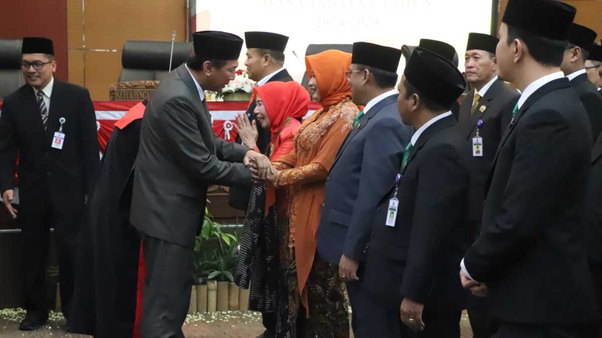 Pj. Bupati Brebes memberikan ucapan selamat kepada anggota dewan usai dilantik, Rabu 21/08/2024 di Gedung DPRD Brebes (Foto: JurnalTerkini.id/Supriyadi)