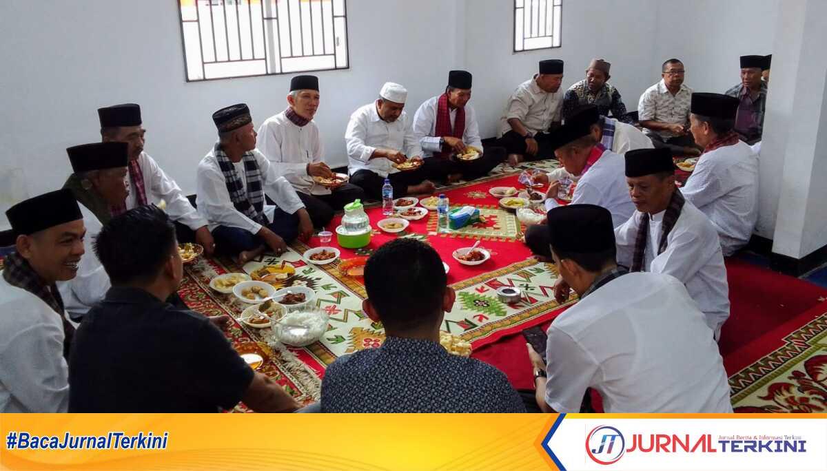 Bupati Karimun Aunur Rafiq (tengah, songkok putih) dijamu makan siang saat menghadiri pelantikan pengurus Perkumpulan Kerukunan Keluarga Salo (PKKS) sekaligus meresmikan gedung, Minggu (4/8/2024) di Tanjung Balai Karimun. (jurnalterkini.id/yogi)