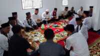 Bupati Karimun Aunur Rafiq (tengah, songkok putih) dijamu makan siang saat menghadiri pelantikan pengurus Perkumpulan Kerukunan Keluarga Salo (PKKS) sekaligus meresmikan gedung, Minggu (4/8/2024) di Tanjung Balai Karimun. (jurnalterkini.id/yogi)