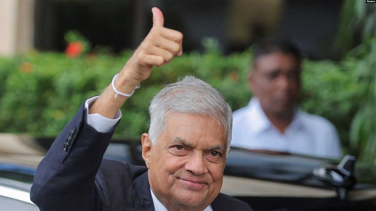 Presiden Ranil Wickremesinghe memberi isyarat setibanya di Komisi Pemilihan Umum di Rajagiriya untuk menyerahkan berkas pencalonannya dalam pemilihan presiden mendatang, yang dijadwalkan pada 21 September, di Kolombo, Sri Lanka, 15 Agustus 2024. (Dinuka Liyanawatte/REUTERS)