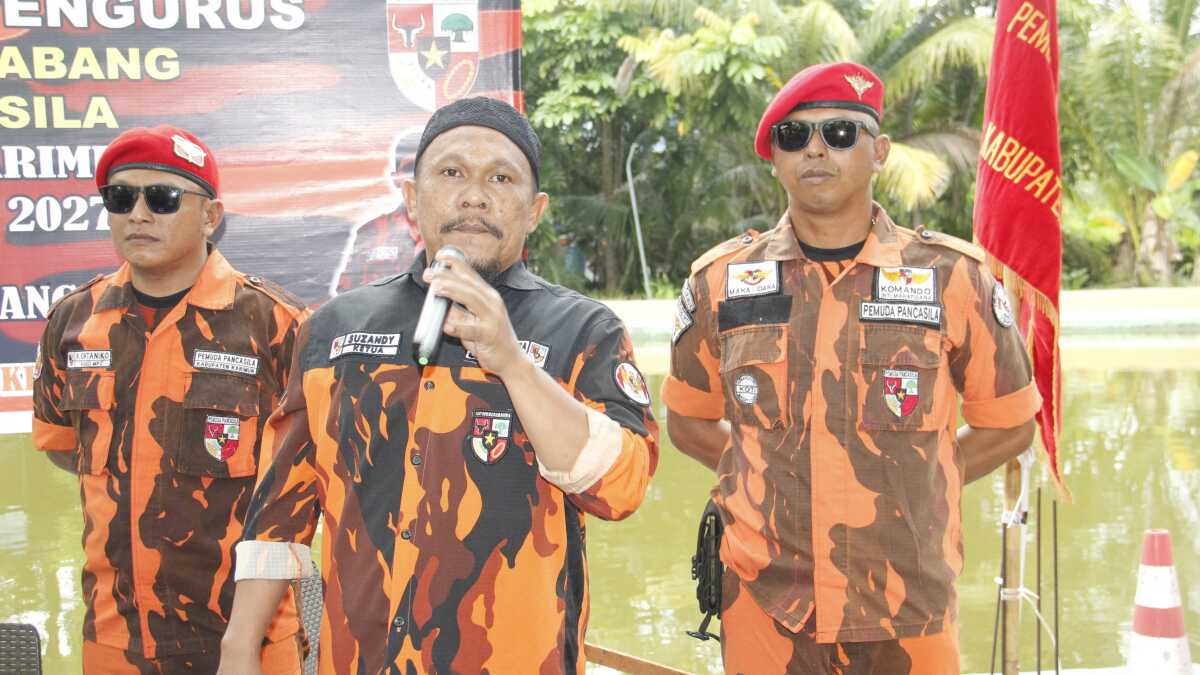 Ketua Majelis Pimpinan Cabang (MPC) Pemuda Pancasila Kabupaten Karimun Suzandy memberikan sambutan dalam Rapat Pemilihan Pengurus (RPP) PAC PP Kecamatan Karimun, Meral, Tebing dan Meral Barat di Kolam Pancing Restu Bumi, Tebing, Minggu (25/8/2024). (JurnalTerkini.id/edy kencana)