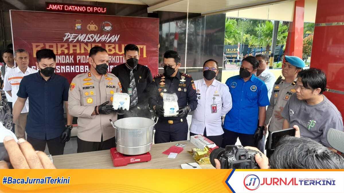 pemusnahan sabu 2 kilo di karimun Kapolres Karimun AKBP Robby Topan Manusiwa bersama sejumlah pejabat di Mapolres Karimun, Rabu (21/8/2024), memusnahkan barang bukti sabu-sabu seberat 2,048 gram asal Malaysia dan diduga hendak diedarkan di Jambi. (JurnalTerkini.id/rusdi)