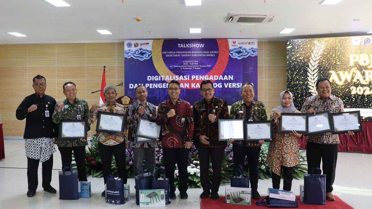 Foto bersama setelah menerima penghargaan di sela talkshow pengenalan katalog versi 6 di Aula KPT Brebes, kamis 15/08/2024 (foto: Humas Brebes)