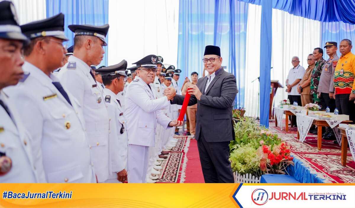 Bupati Solok Epyardi Asda mengukuhkan masa jabatan 49 orang Walinagari se-Kabupaten Solok yang diperpanjang, Selasa (20/08/2024). (jurnalterkini.id/diona arvoni)