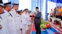 Bupati Solok Epyardi Asda mengukuhkan masa jabatan 49 orang Walinagari se-Kabupaten Solok yang diperpanjang, Selasa (20/08/2024). (jurnalterkini.id/diona arvoni)