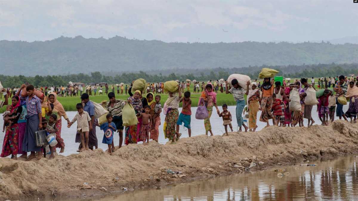 Muslim Rohingya, yang menghabiskan empat hari di tempat terbuka setelah menyeberang dari Myanmar ke Bangladesh, membawa barang-barang mereka setelah diizinkan menuju kamp pengungsian di Palong Khali, Bangladesh, 19 Oktober 2017. (Foto: AP)