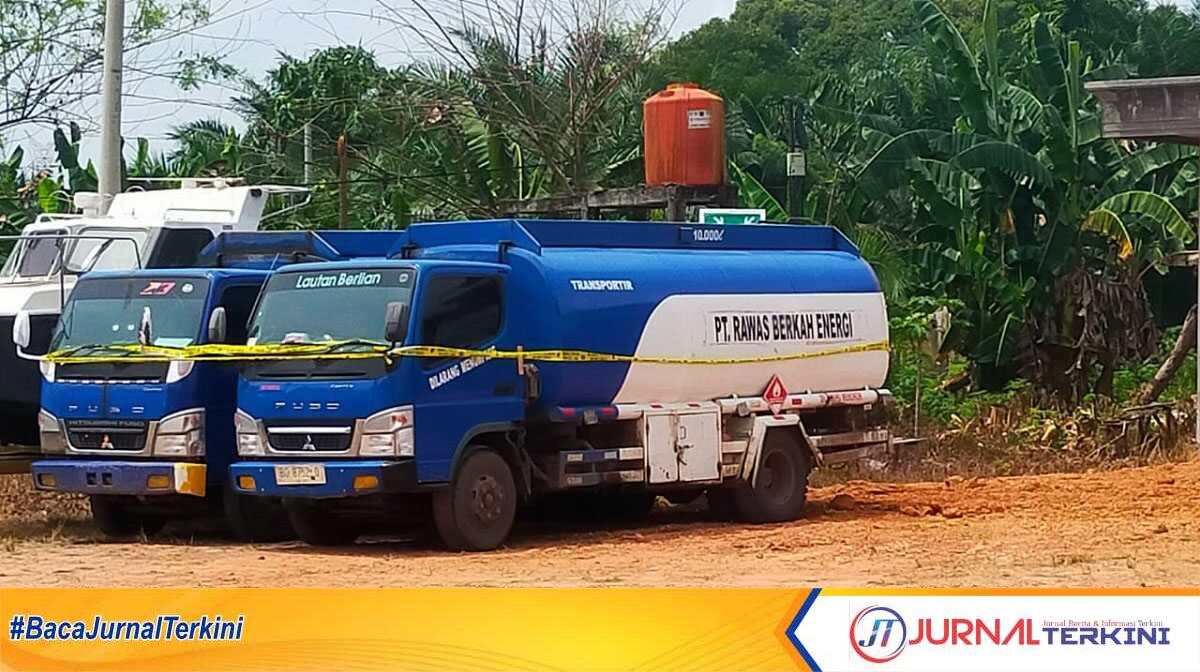 penyelundupan solar di muratara Dua mobil dengan tangki warna biru putih yang diamankan Polres Muratara pada Senin (5/8/2024) penyalahgunaan bahan bakar minyak (BBM) terkait dengan dugaan penyelundupan 20 ton solar yang diduga hasil olahan ilegal. (jurnalterkini.id/alam budi kesuma)