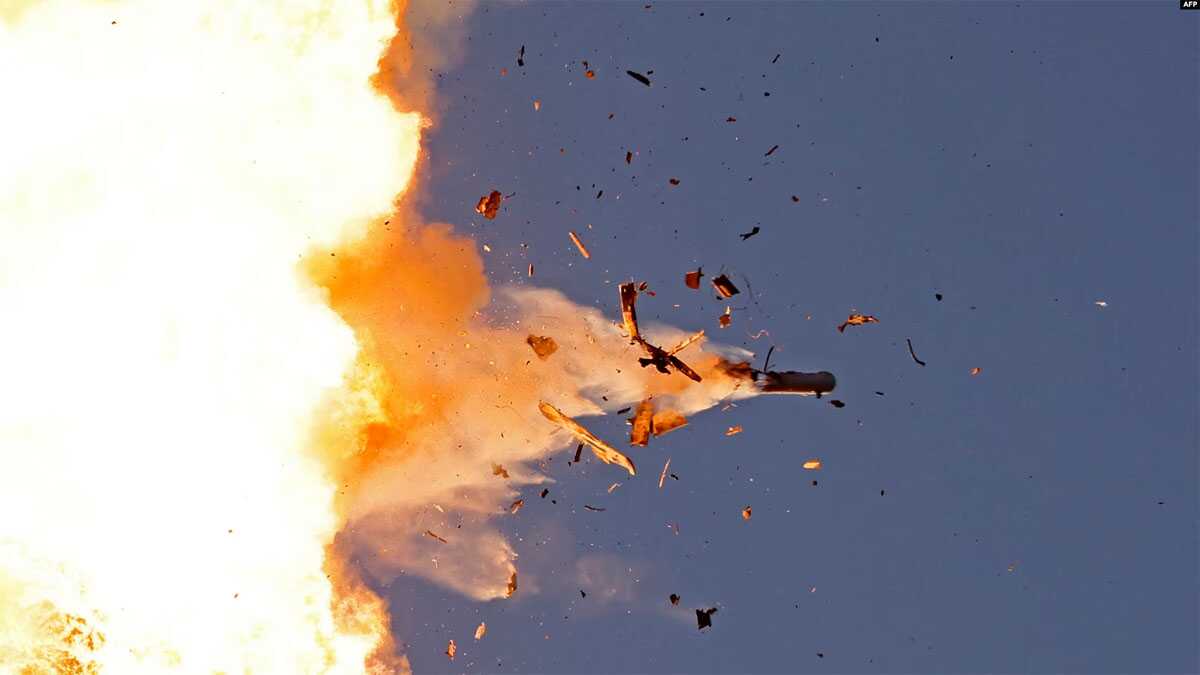 perang israel-hizbullah lebabon-1 Foto yang diambil dari posisi di Israel utara ini menunjukkan UAV Hizbullah yang dicegat oleh angkatan udara Israel di atas Israel utara pada 25 Agustus 2024. (Foto: AFP)