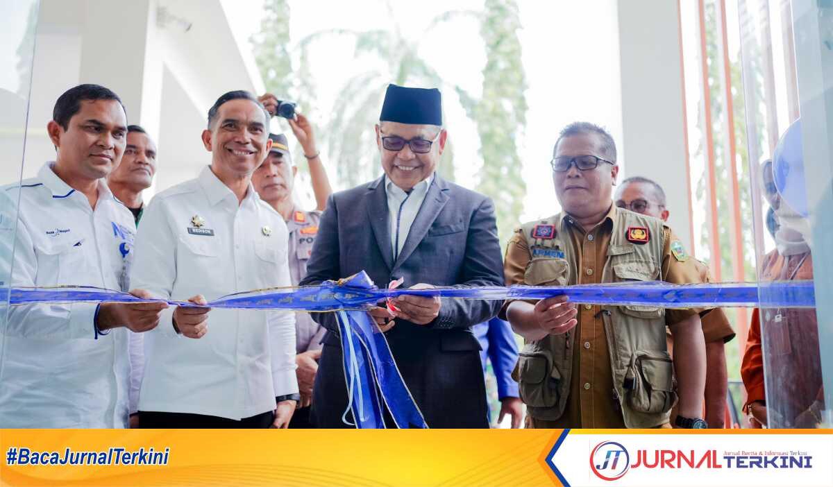 Pengguntingan pita oleh Bupati Kabupaten solok, Epyardi Asda meresmikan ketiga gedung pemerintahan, Solok (20/08/2024). (jurnalterkini.id/dionaarvoni).