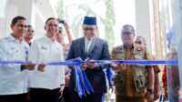 Pengguntingan pita oleh Bupati Kabupaten solok, Epyardi Asda meresmikan ketiga gedung pemerintahan, Solok (20/08/2024). (jurnalterkini.id/dionaarvoni).