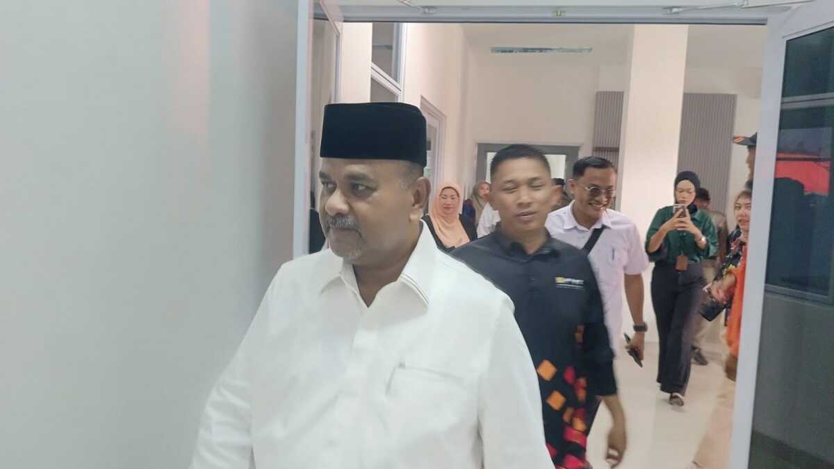 Bupati Karimun Aunur Rafiq, Kepala Dinas PUPR Cahyo Prayitno  dan sejumlah meninjau Gedung Kantor Bukit Karya usai diresmikan, Jumat (16/8/2024). (jurnalterkini.id/edy kencana)