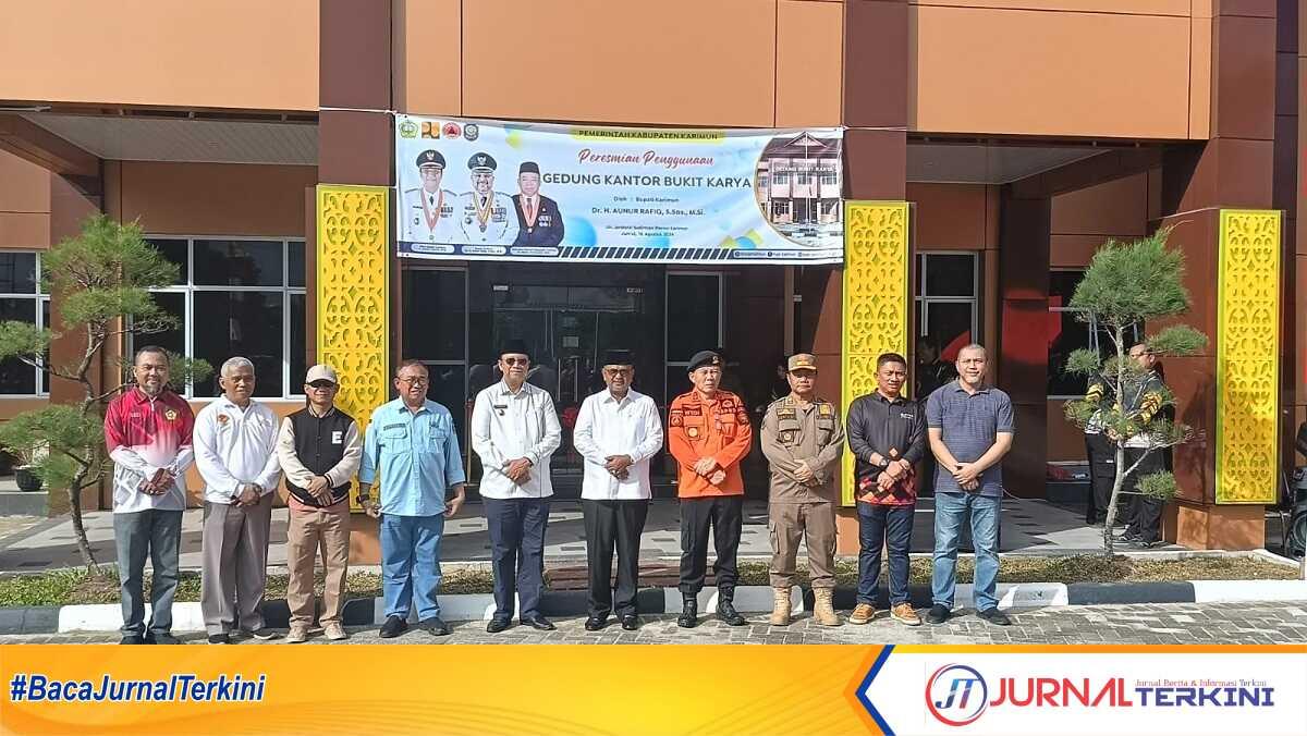 Bupati Karimun Aunur Rafiq, Wakil Bupati Anwar Hasyim, Sekda Muhd Firmansyah dan sejumlah berpose di sela peresmian Gedung Kantor Bukit Karya, Jumat (16/8/2024). (jurnalterkini.id/edy kencana)