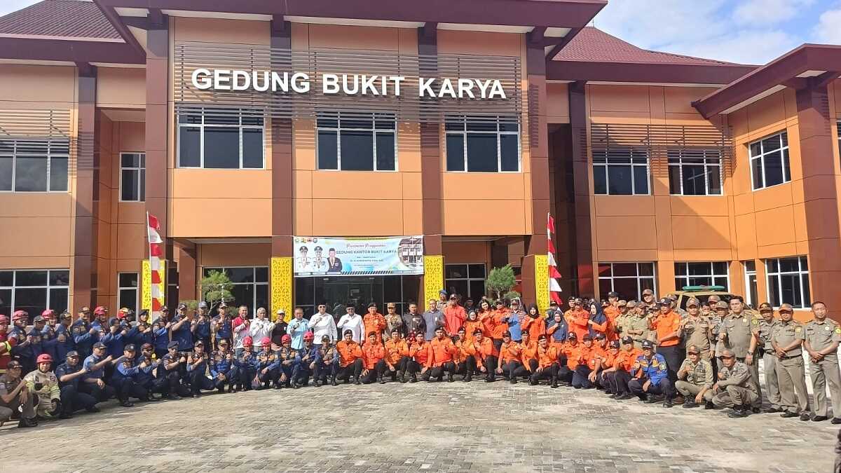 Foto bersama usai peresmian Gedung Kantor Bukit Karya, Jumat (16/8/2024). (jurnalterkini.id/edy kencana)