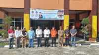 Bupati Karimun Aunur Rafiq, Wakil Bupati Anwar Hasyim, Sekda Muhd Firmansyah dan sejumlah berpose di sela peresmian Gedung Kantor Bukit Karya, Jumat (16/8/2024). (jurnalterkini.id/edy kencana)