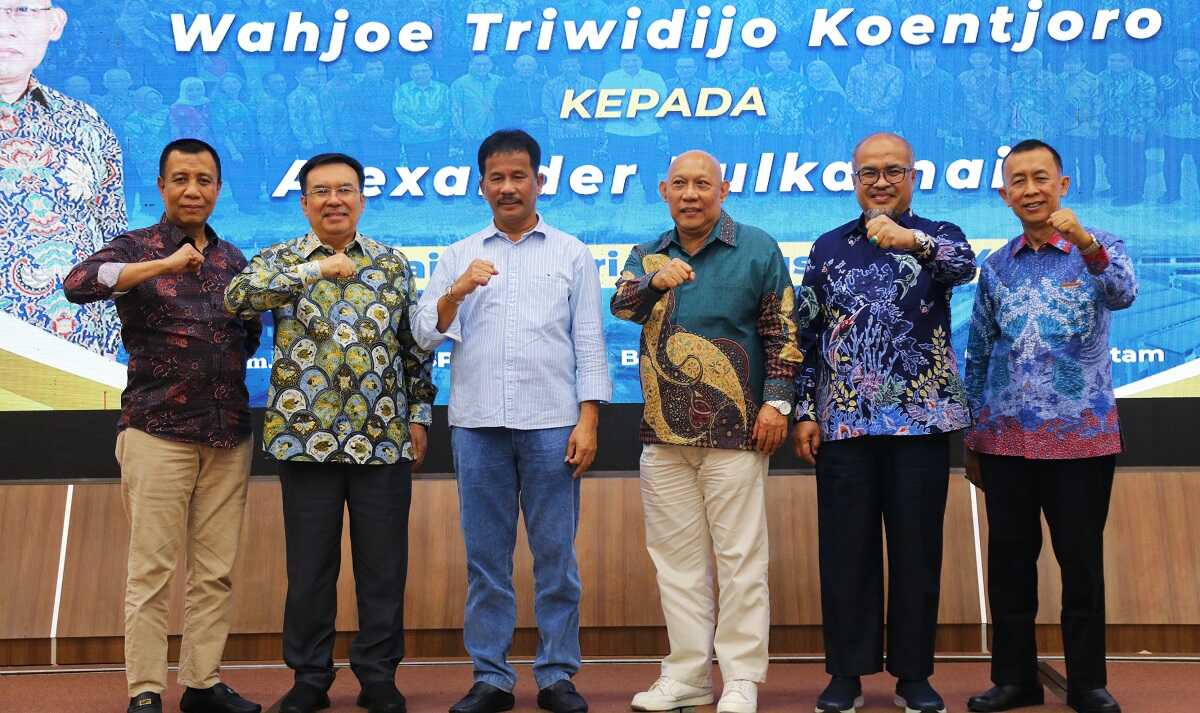 Foto bersama acara pisah sambut Anggota Bidang Administrasi dan Keuangan periode 2019 - 2024, Wahjoe Triwidijo Koentjoro, menyerahkan estafet kepemimpinan kepada Dr. Alexander Zulkarnain, Selasa (27/8/2024) sore. (foto: humasbpbatam)