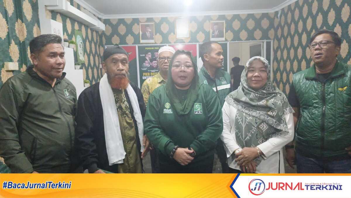 pkb Karimun 1 Ketua Dewan Pimpinan Cabang Partai Kebangkitan Bangsa (DPC PKB) Kabupaten Karimun Nyimas Novi Ujiani (tengah) dan jajaran pengurus memberikan keterangan pers terkait dukungan kepada Muhaimin Iskandar sebagai Ketua Umum usai rapat pengurus di sekretariat DPC PKB Karimun, Kamis(15/8/2024). (JurnalTerkini.id/edy kencana)