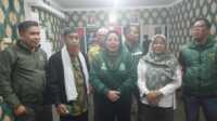 Ketua Dewan Pimpinan Cabang Partai Kebangkitan Bangsa (DPC PKB) Kabupaten Karimun Nyimas Novi Ujiani (tengah) dan jajaran pengurus memberikan keterangan pers terkait dukungan kepada Muhaimin Iskandar sebagai Ketua Umum usai rapat pengurus di sekretariat DPC PKB Karimun, Kamis(15/8/2024). (JurnalTerkini.id/edy kencana)