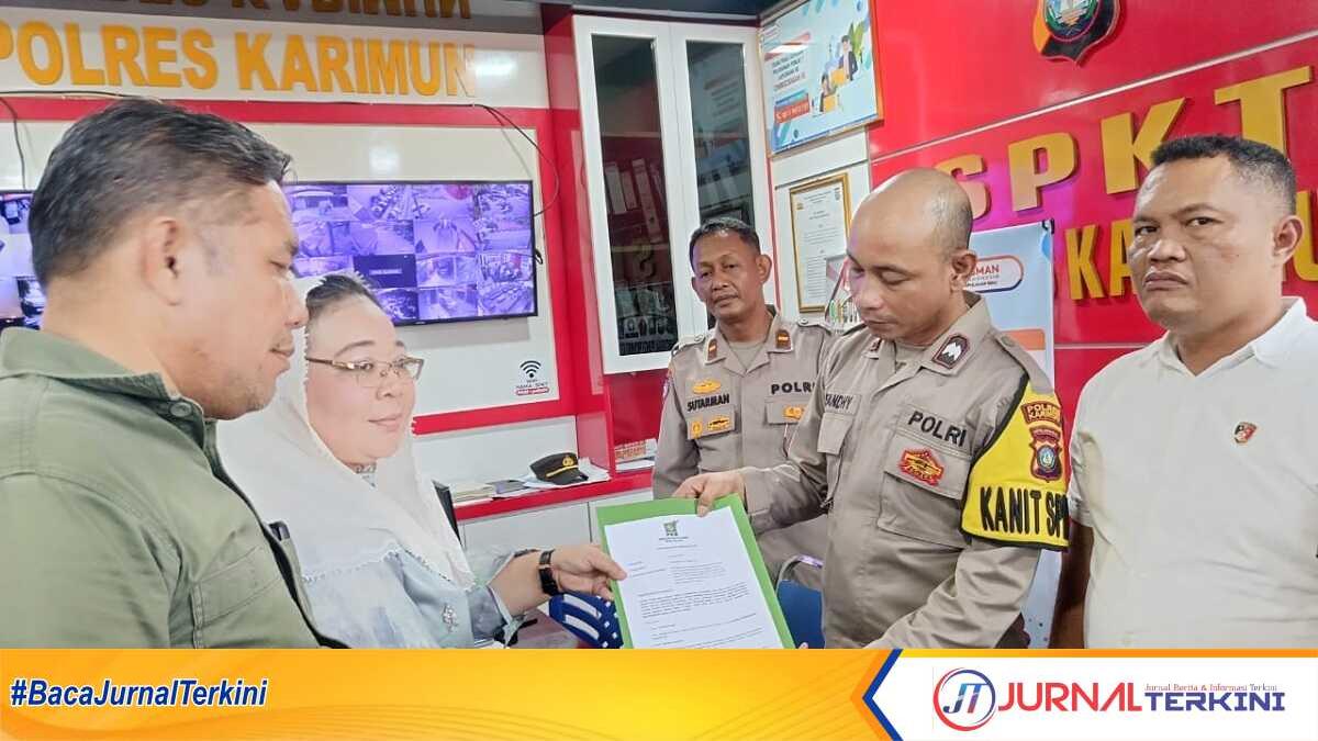 Ketua DPC PKB Karimun Nyimas Novi Ujiani bersama beberapa pengurus, Rabu (7/8/2024) menyampaikan pengaduan ke Polres Karimun terkait dugaan pencemaran nama baik oleh Lukman Edy. (jurnalterkini.id/edy kencana)