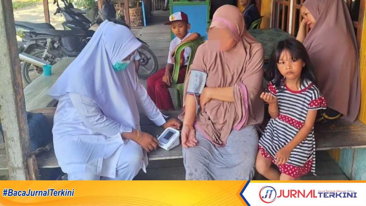 PKM Sungai Piring mengunjungi rumah ibu hamil risiko tinggi, sekaligus kunjungan P4K ibu hamil, Selasa (30/07/2024). (JurnalTerkini.id/Abdullah)